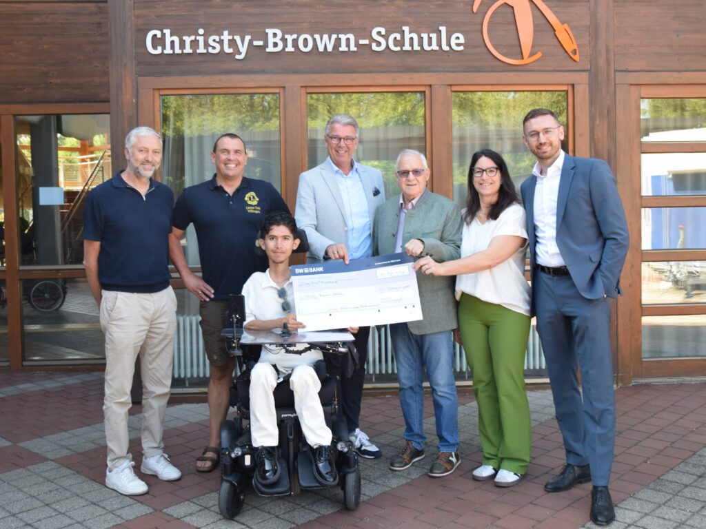Spendenübergabe durch örtliche Lions Clubs